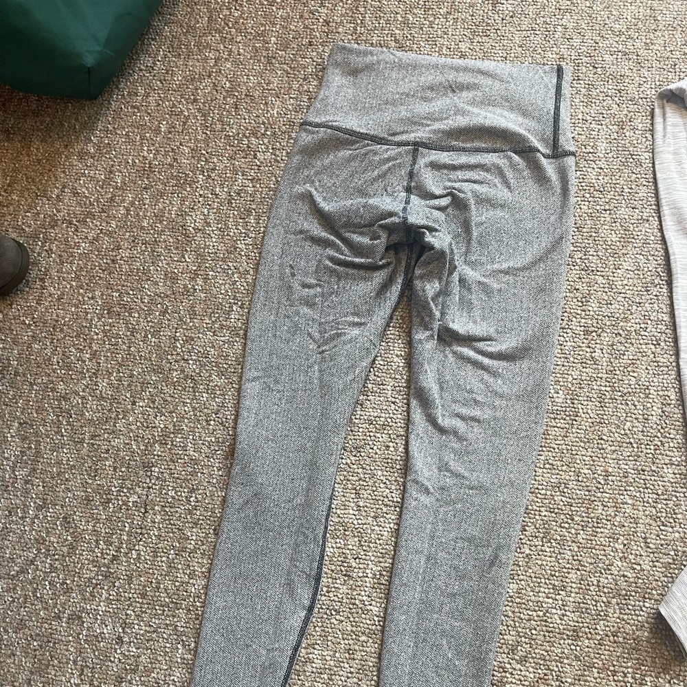 Lululemon wunder under leggings Sz 6